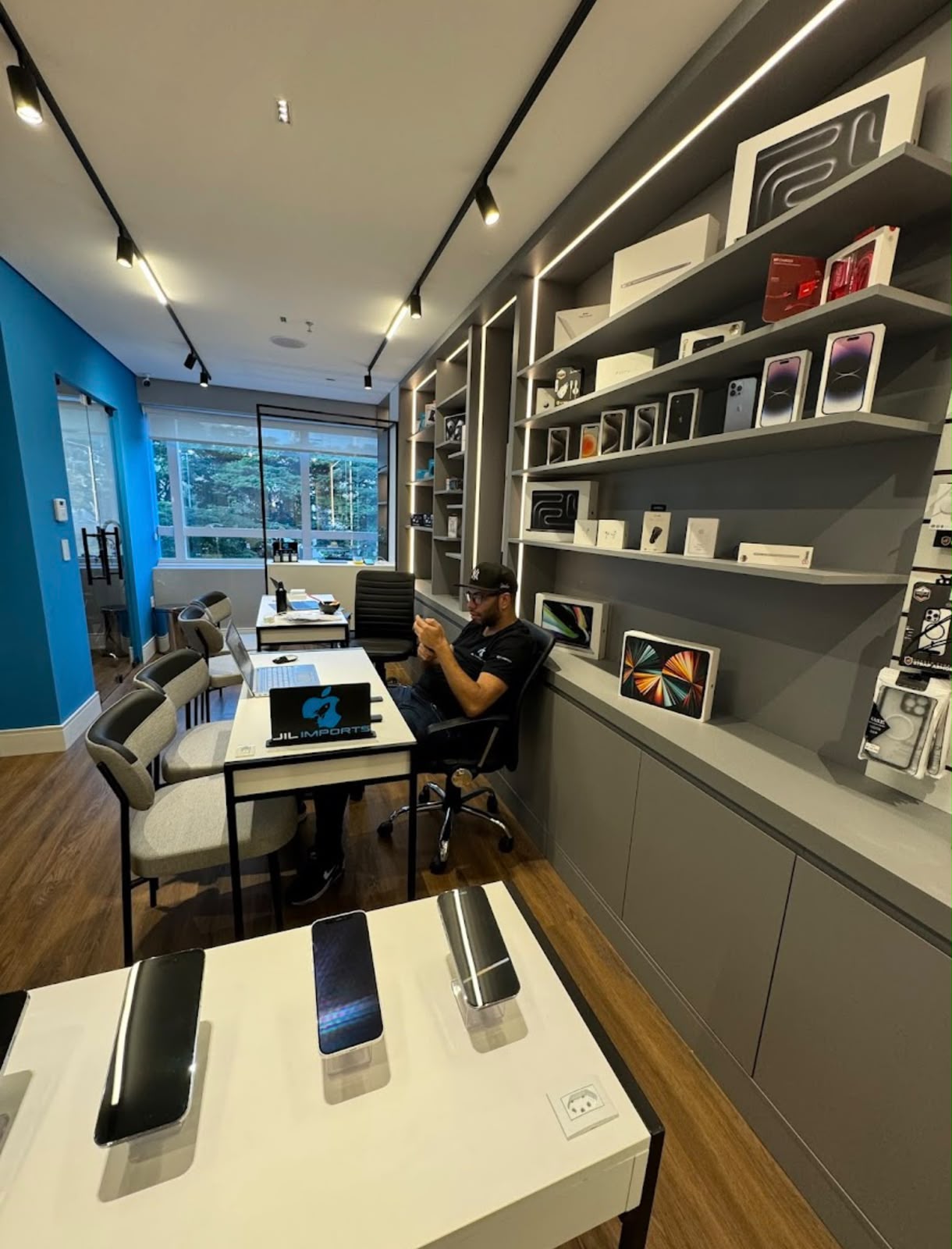 Showroom da JIL Imports com iPhones e acessórios em exposição