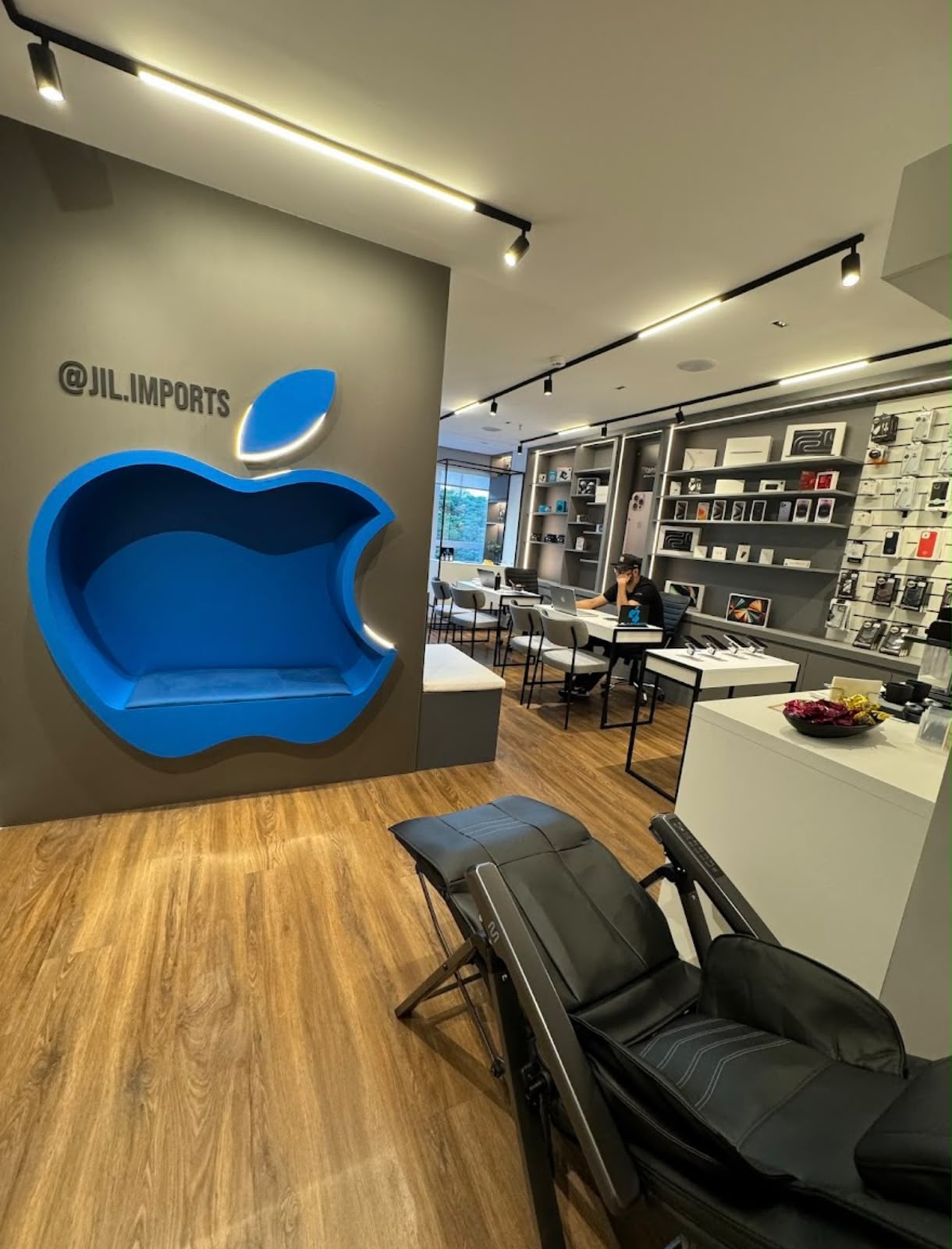 Interior da loja JIL Imports com logotipo em Alphaville